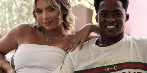 斗球足球直播-美！17岁恩德里克女朋友21岁 去年10月在一起的！