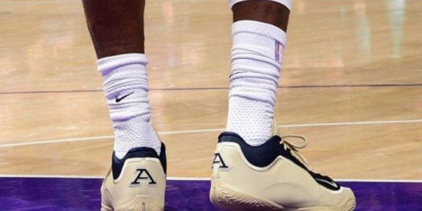 斗球电竞实时更新-阿克伦大学PE！詹姆斯上脚家乡大学LeBron 23 PE鞋款