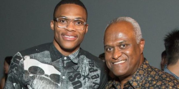 斗球体育赛事直播-韦少和经纪人分道扬镳 二人因是否留队产生分歧