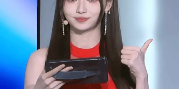 斗球电竞实时更新-阿芙晒照：给大家唱一首红玫瑰吧 ​​​